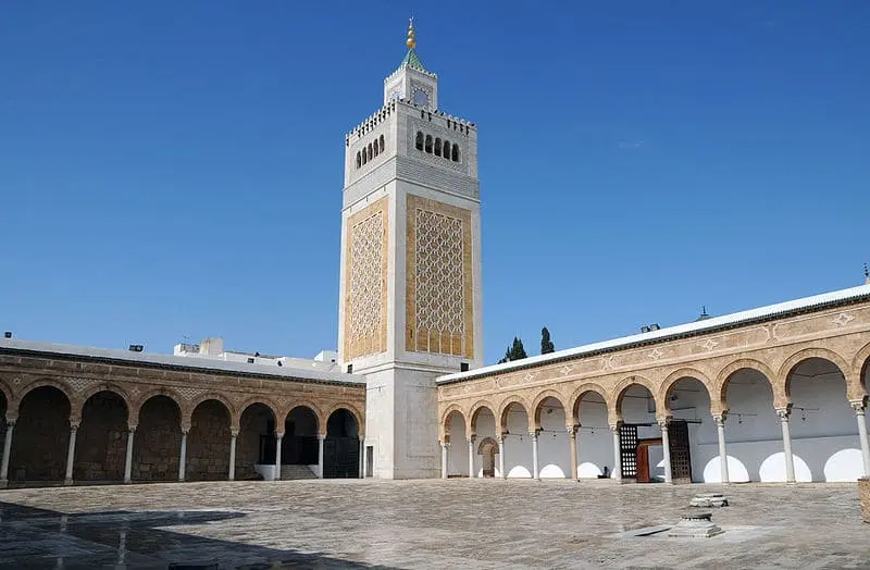 800px-Minaret_et_patio_de_la_mosquée_Zitouna_au_centre_de_la_Médina_de_Tunis-_1_